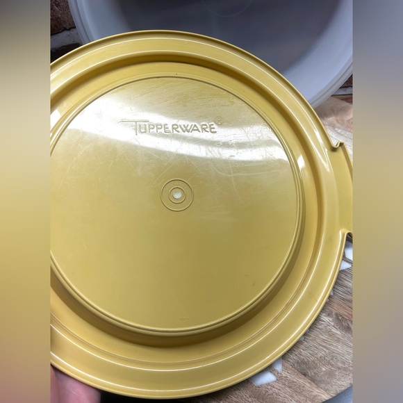 Vintage Tupperware Pie Taker  Harvest Yellow Gold - Picture 5 of 7